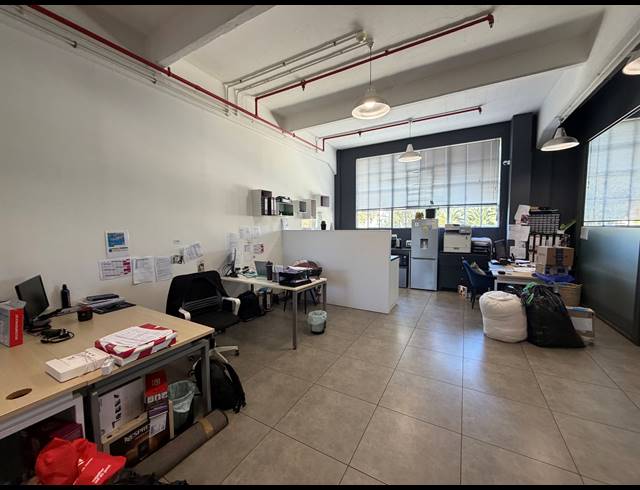123M² BUILDING TO LET IN WOODSTOCK
